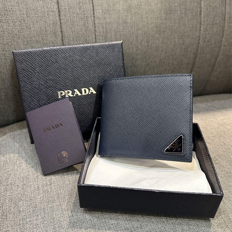 💎Han's house精品服飾💎PRADA 三角鐵牌 防刮 牛皮 短夾-0