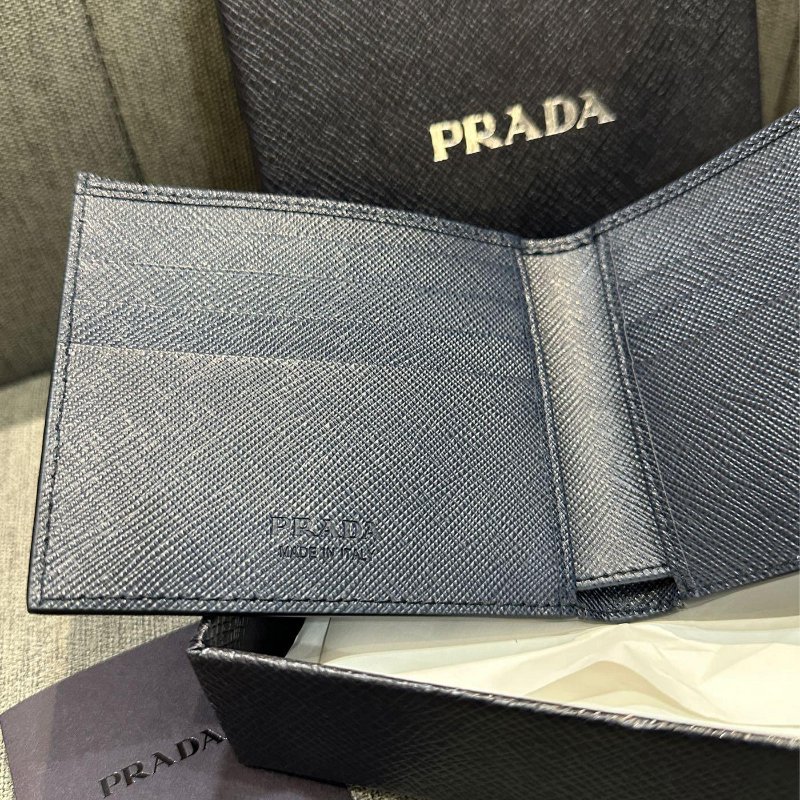 💎Han's house精品服飾💎PRADA 三角鐵牌 防刮 牛皮 短夾-2