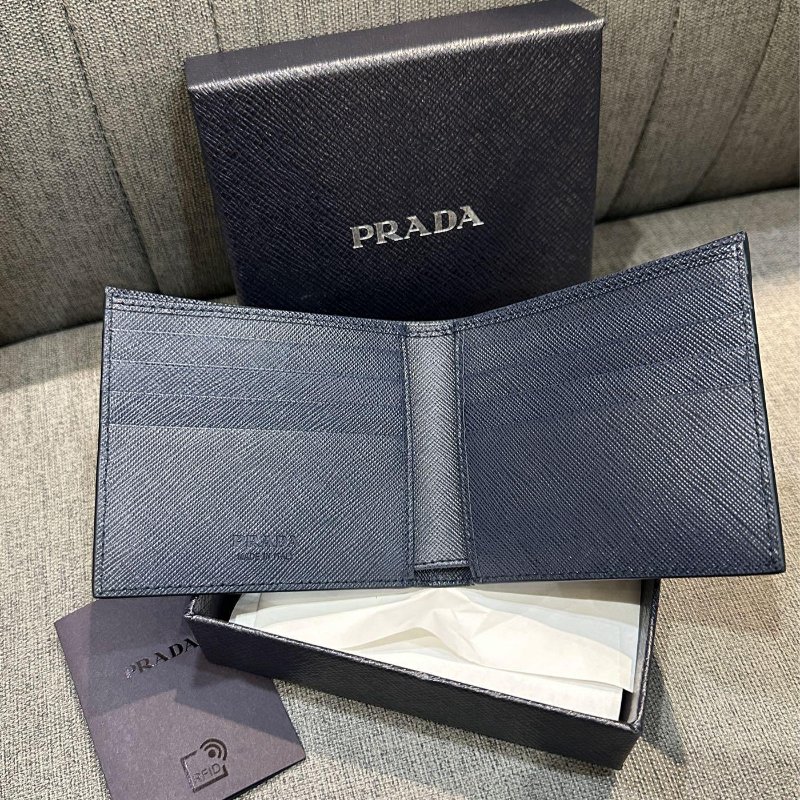 💎Han's house精品服飾💎PRADA 三角鐵牌 防刮 牛皮 短夾-3