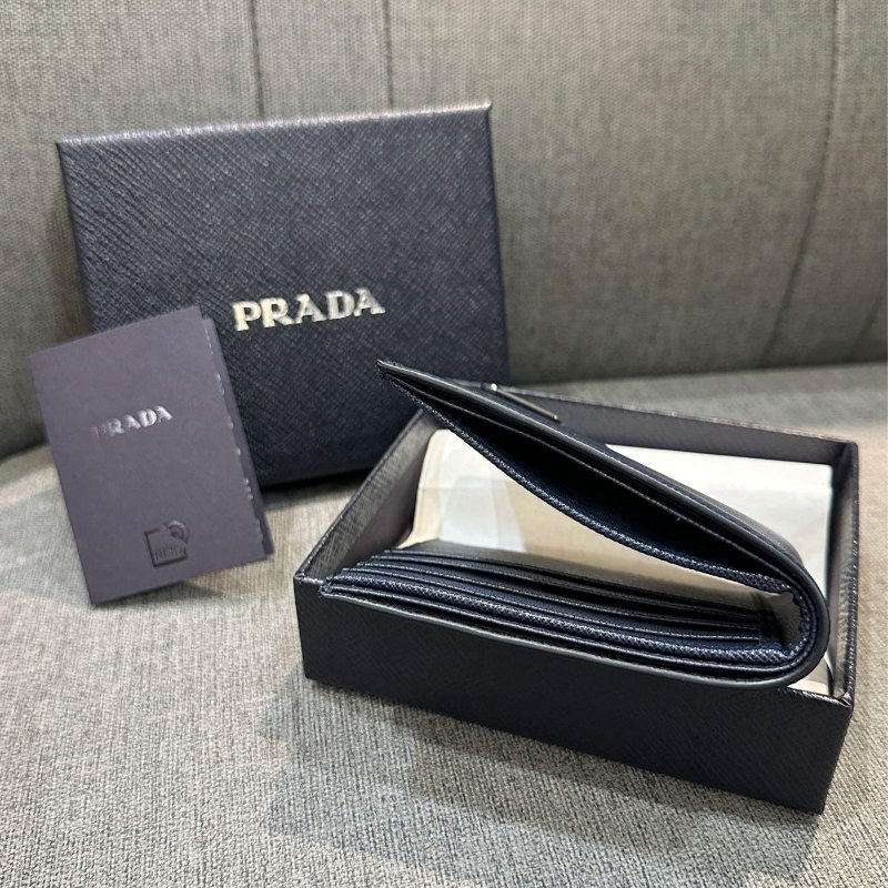 💎Han's house精品服飾💎PRADA 三角鐵牌 防刮 牛皮 短夾-4