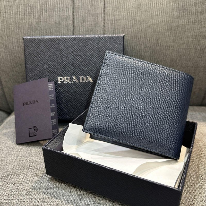 💎Han's house精品服飾💎PRADA 三角鐵牌 防刮 牛皮 短夾-5