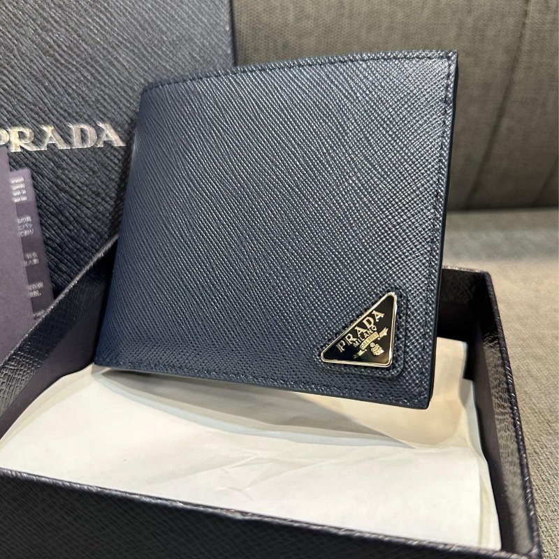 💎Han's house精品服飾💎PRADA 三角鐵牌 防刮 牛皮 短夾-6