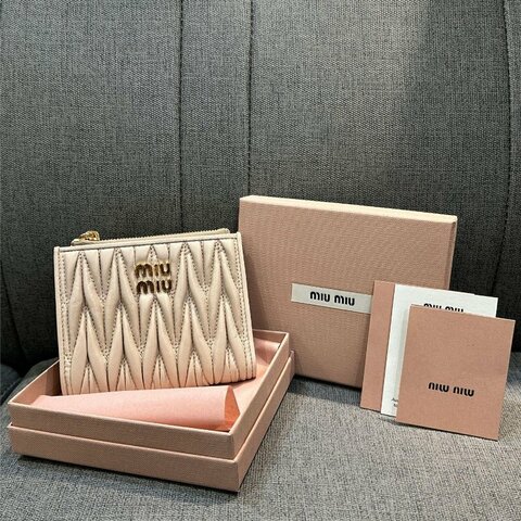 💎Han's house精品服飾💎MIU MIU Matelass 納帕皮 雙拉鍊 對釦式 短夾