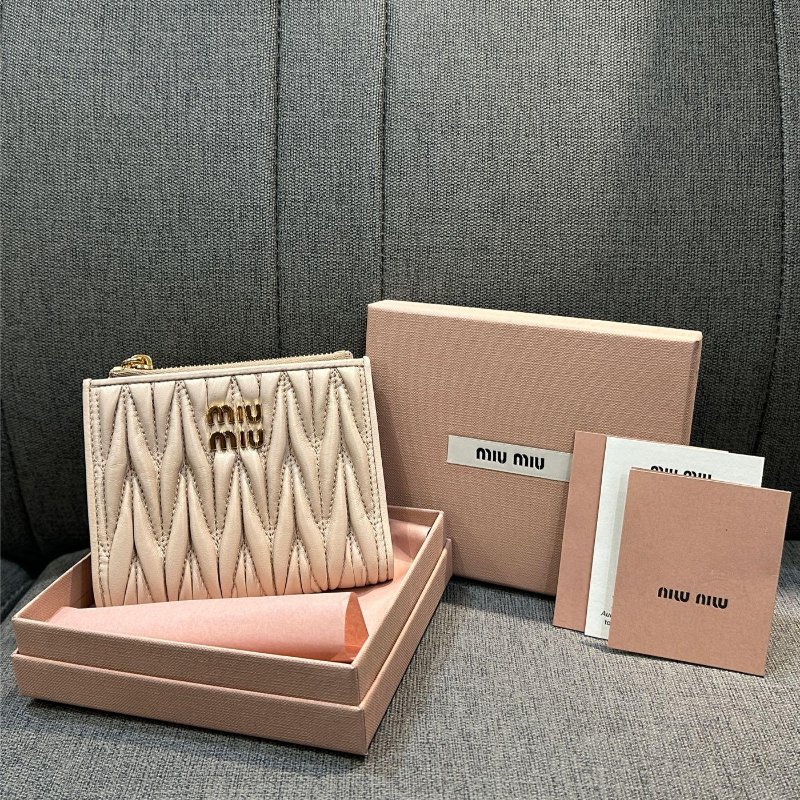 💎Han's house精品服飾💎MIU MIU Matelass 納帕皮 雙拉鍊 對釦式 短夾-0