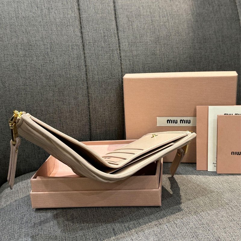 💎Han's house精品服飾💎MIU MIU Matelass 納帕皮 雙拉鍊 對釦式 短夾-2