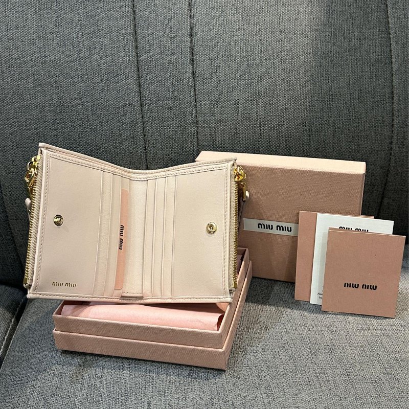 💎Han's house精品服飾💎MIU MIU Matelass 納帕皮 雙拉鍊 對釦式 短夾-4