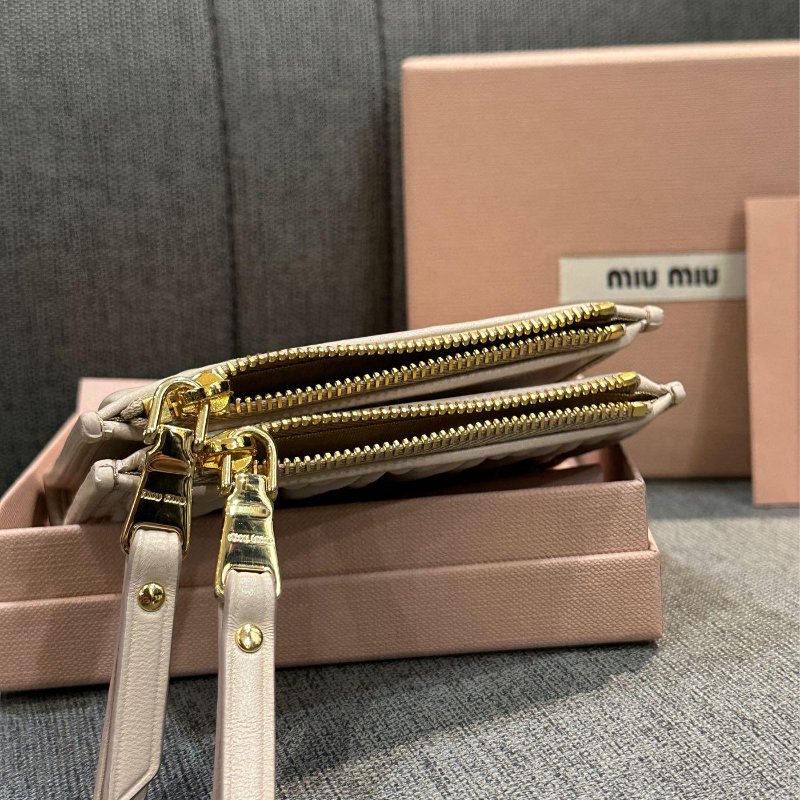 💎Han's house精品服飾💎MIU MIU Matelass 納帕皮 雙拉鍊 對釦式 短夾-5