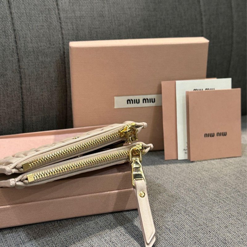 💎Han's house精品服飾💎MIU MIU Matelass 納帕皮 雙拉鍊 對釦式 短夾-7