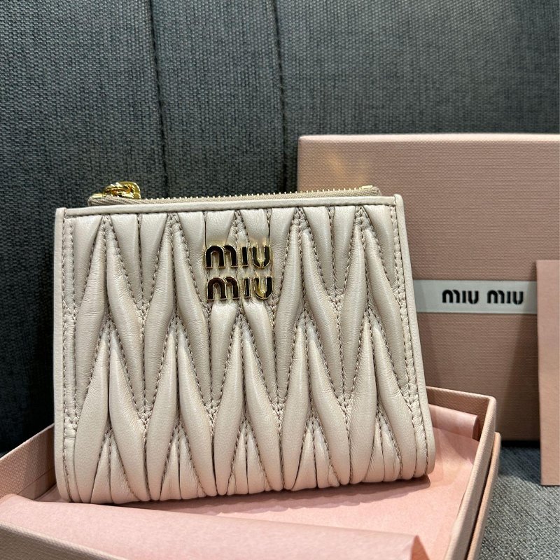 💎Han's house精品服飾💎MIU MIU Matelass 納帕皮 雙拉鍊 對釦式 短夾-9