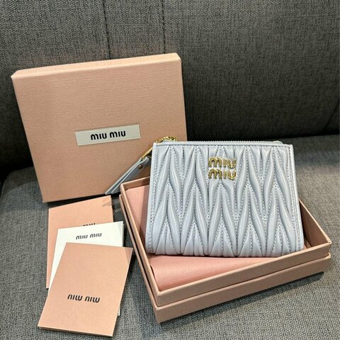 💎Han's house精品服飾💎MIU MIU Matelass 納帕皮 雙拉鍊 對釦式 短夾