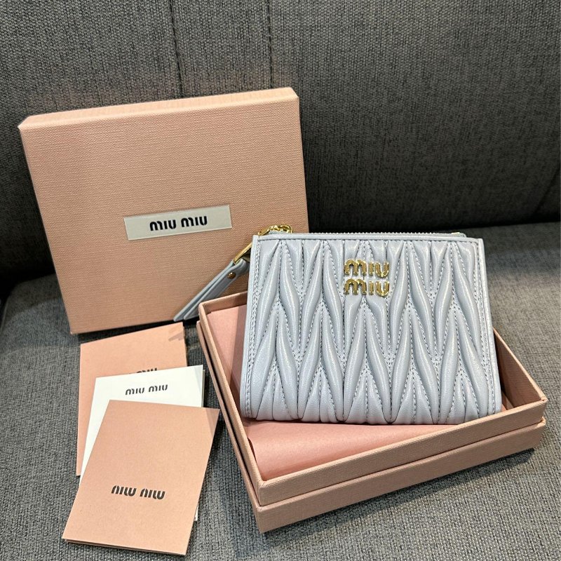 💎Han's house精品服飾💎MIU MIU Matelass 納帕皮 雙拉鍊 對釦式 短夾-0