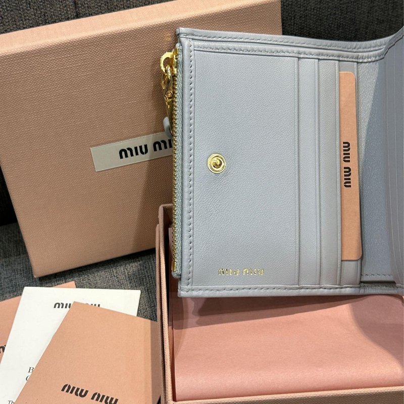 💎Han's house精品服飾💎MIU MIU Matelass 納帕皮 雙拉鍊 對釦式 短夾-1