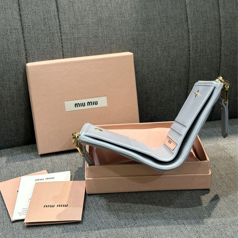 💎Han's house精品服飾💎MIU MIU Matelass 納帕皮 雙拉鍊 對釦式 短夾-2