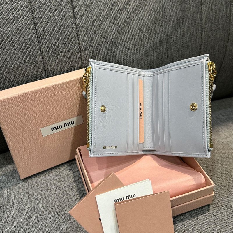 💎Han's house精品服飾💎MIU MIU Matelass 納帕皮 雙拉鍊 對釦式 短夾-3