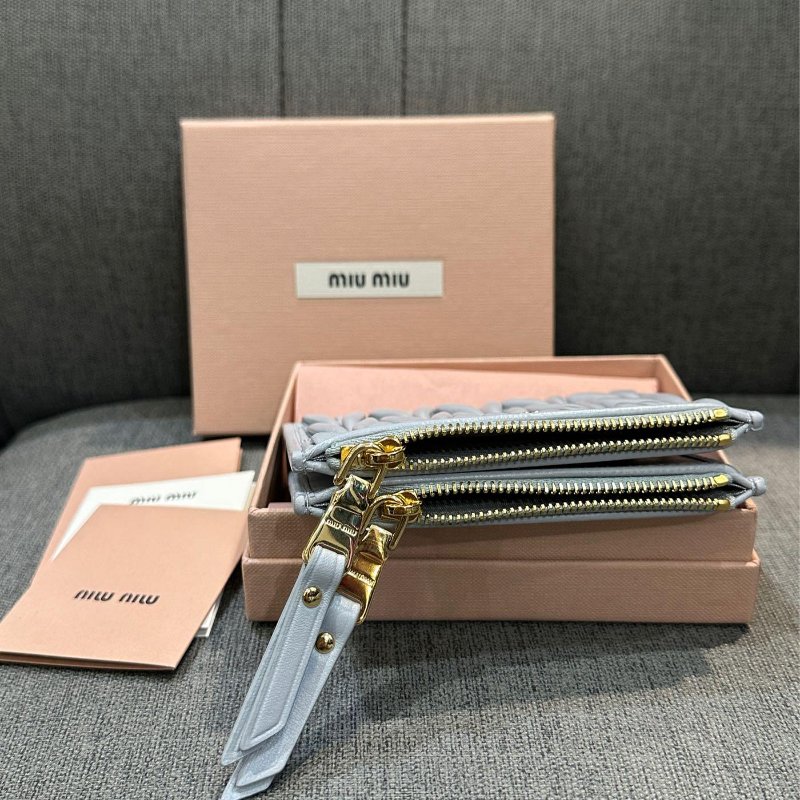 💎Han's house精品服飾💎MIU MIU Matelass 納帕皮 雙拉鍊 對釦式 短夾-4