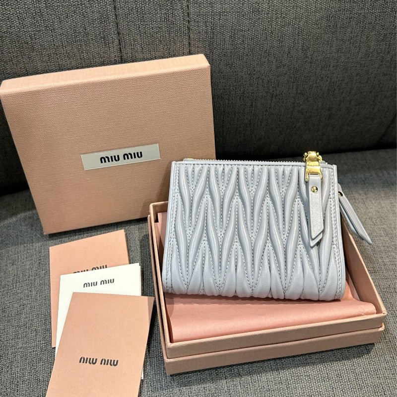 💎Han's house精品服飾💎MIU MIU Matelass 納帕皮 雙拉鍊 對釦式 短夾-6