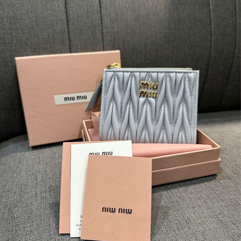 💎Han's house精品服飾💎MIU MIU Matelass 納帕皮 雙拉鍊 對釦式 短夾-7