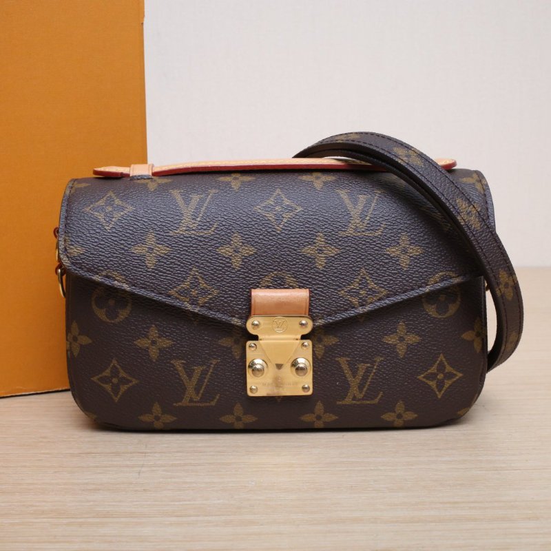LOUIS VUITTON MetisPochetteEastWest橫版郵差包老花PVC金扣晶片肩背包-0