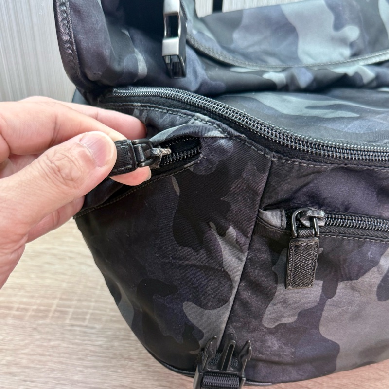 Prada VA0991 稀有限量絕版迷彩郵差斜背包-32