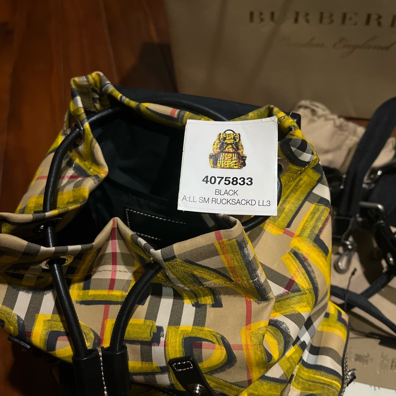 Burberry黃色經典後背包-0