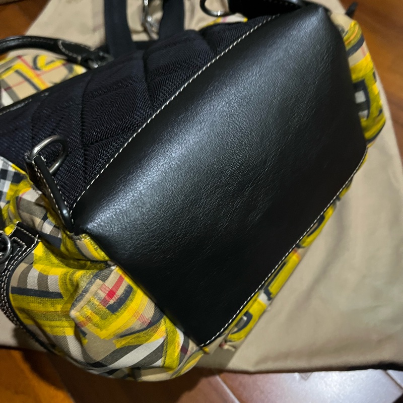Burberry黃色經典後背包-1