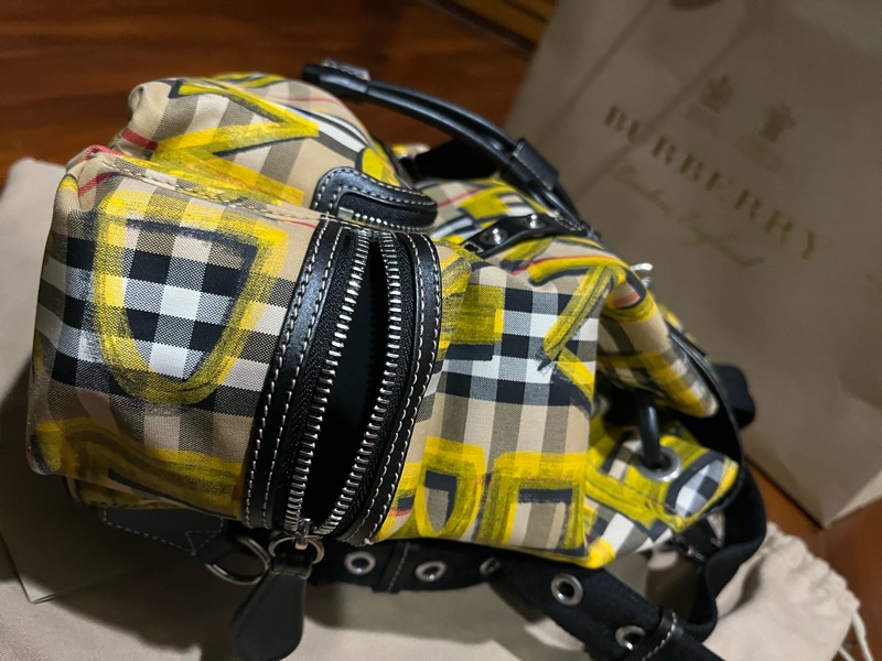 Burberry黃色經典後背包-9