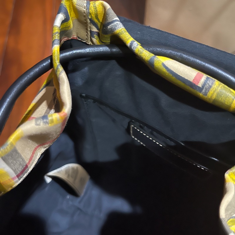 Burberry黃色經典後背包-24