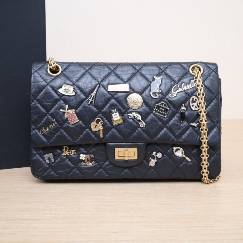 CHANEL 2.55口蓋包大號28黑色牛皮25開金扣鏡子貓徽章菱格紋肩背包-0