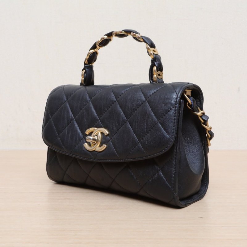 CHANEL 21S口蓋包20黑色羊皮31開金扣菱格紋金屬皮穿手柄肩背包-4