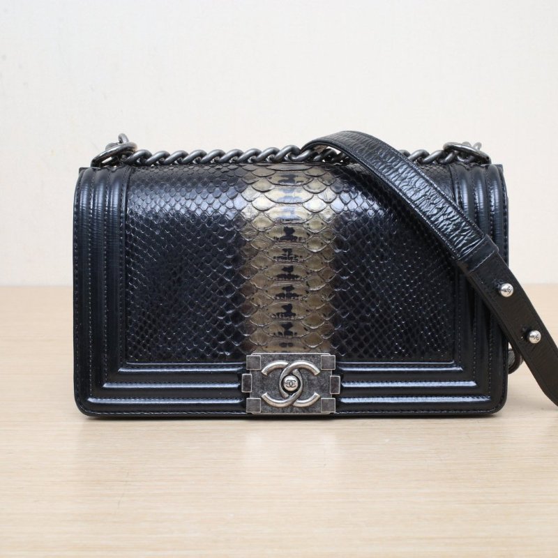 CHANEL Leboy中號25黑色蛇皮20開銀扣肩背包-1