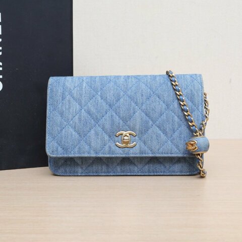 CHANEL 22CCFWOC19藍色牛仔晶片開金扣金球調節扣肩帶肩背包