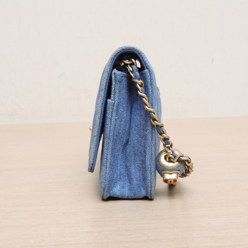 CHANEL 22CCFWOC19藍色牛仔晶片開金扣金球調節扣肩帶肩背包-3