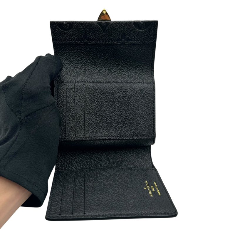 【美收精品】LV 黑色壓花牛皮壓釦短夾 C-21【隔月月中將轉賣至日本 上架期限30天】-8