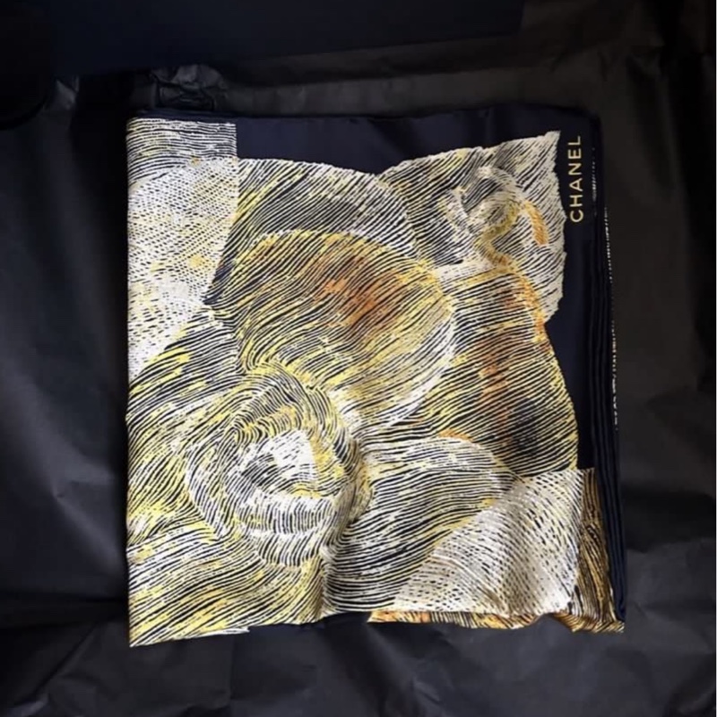 Chanel *山茶花圖案絲巾*25中秋Vic禮👩🏻‍🦰全新全配；聖誕節優惠價！😍-1