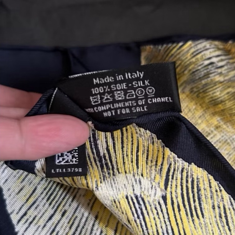 Chanel *山茶花圖案絲巾*25中秋Vic禮👩🏻‍🦰全新全配；聖誕節優惠價！😍-11