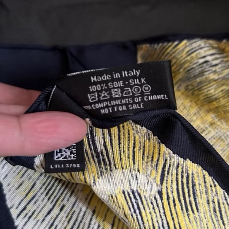 Chanel *山茶花圖案絲巾*25中秋Vic禮👩🏻‍🦰全新全配；聖誕節優惠價！😍-12