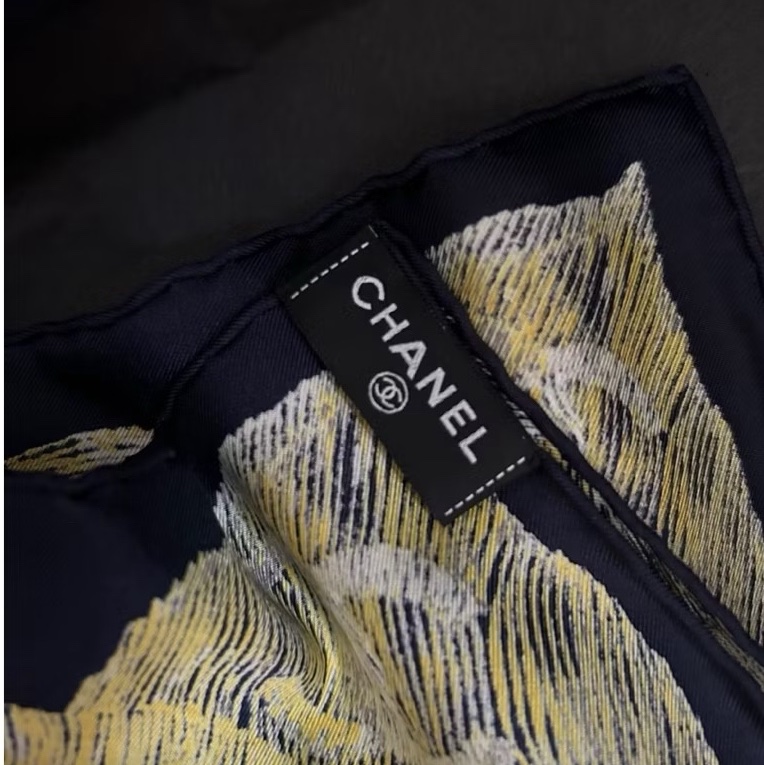 Chanel *山茶花圖案絲巾*25中秋Vic禮👩🏻‍🦰全新全配；聖誕節優惠價！😍-13