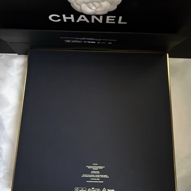 Chanel *山茶花圖案絲巾*25中秋Vic禮👩🏻‍🦰全新全配；聖誕節優惠價！😍-15