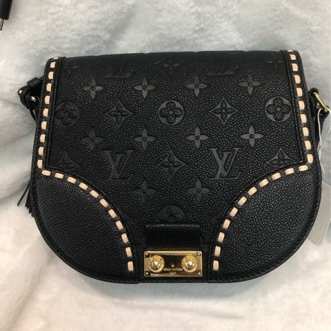 LV 黑色暗花金扣流蘇斜孭袋 XC055