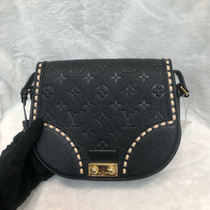 LV 黑色暗花金扣流蘇斜孭袋 XC055-1