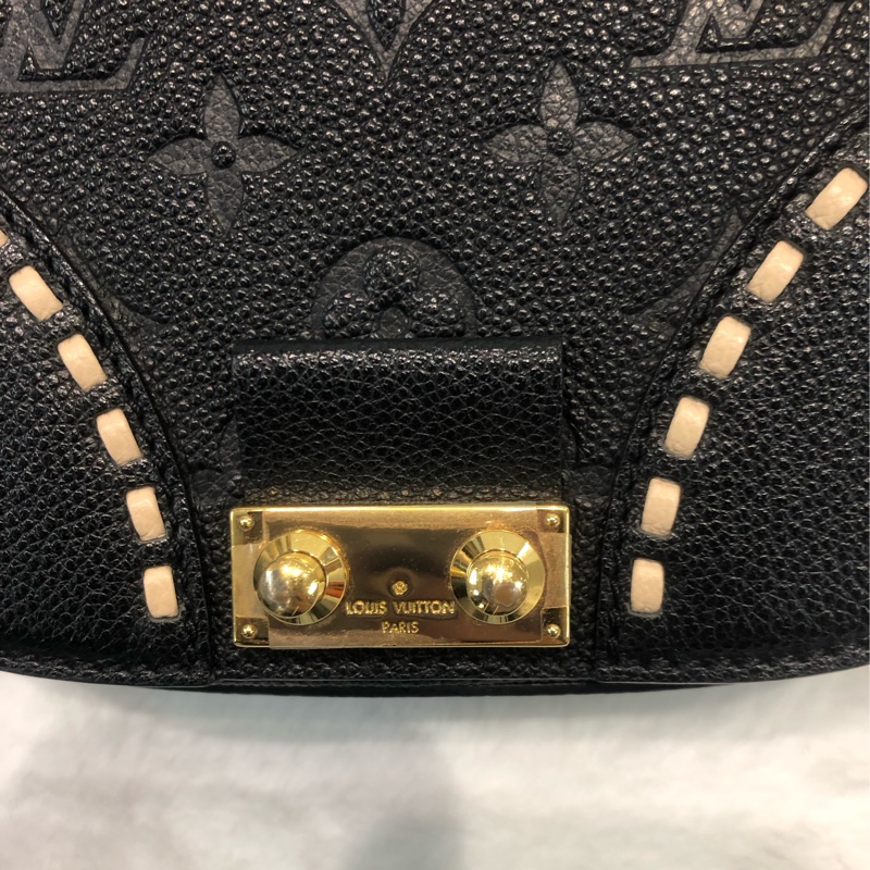 LV 黑色暗花金扣流蘇斜孭袋 XC055-6