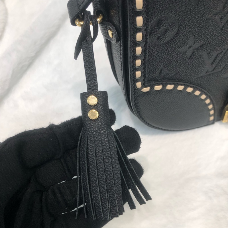 LV 黑色暗花金扣流蘇斜孭袋 XC055-7