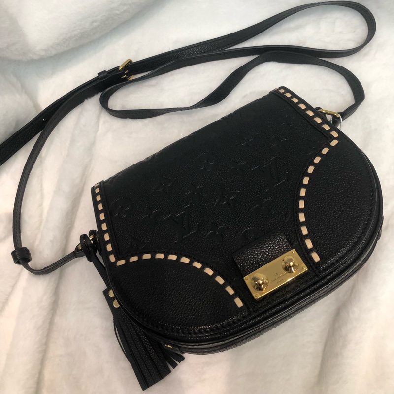 LV 黑色暗花金扣流蘇斜孭袋 XC055-8