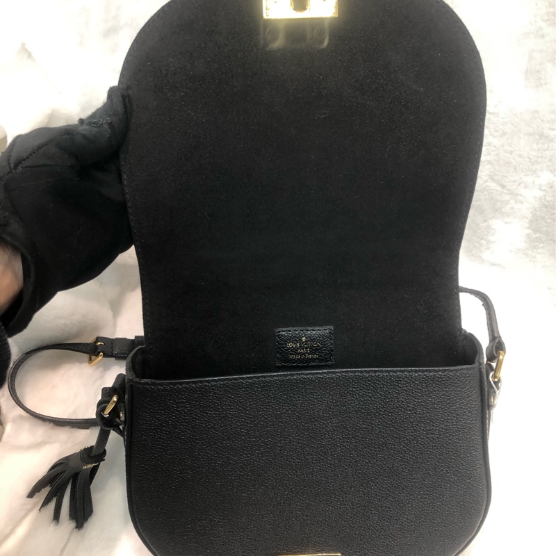 LV 黑色暗花金扣流蘇斜孭袋 XC055-9