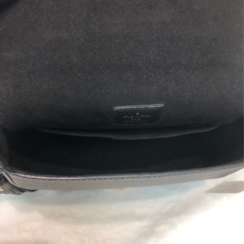 LV 黑色暗花金扣流蘇斜孭袋 XC055-10