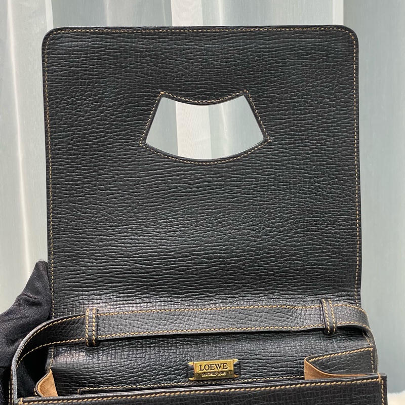 Loewe 中古黑色牛皮三角形封扣手提斜背包XC006-9