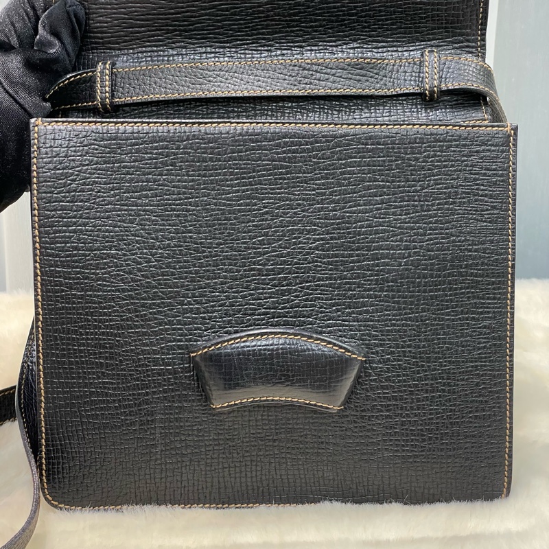 Loewe 中古黑色牛皮三角形封扣手提斜背包XC006-10