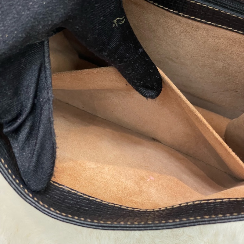 Loewe 中古黑色牛皮三角形封扣手提斜背包XC006-13