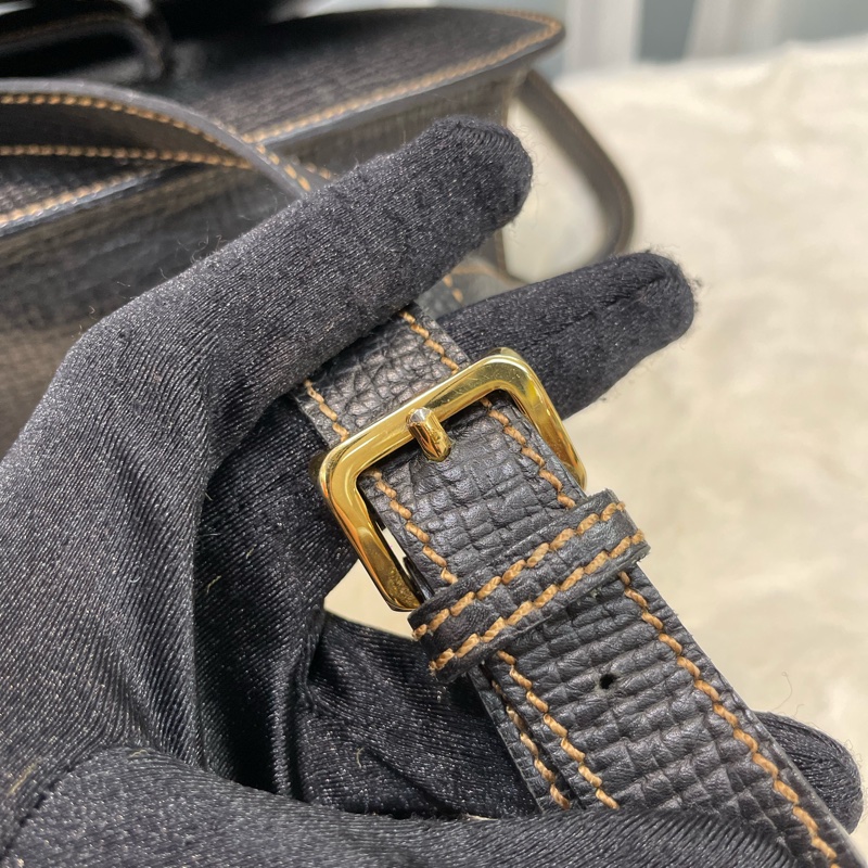 Loewe 中古黑色牛皮三角形封扣手提斜背包XC006-15