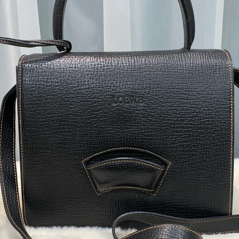 Loewe 中古黑色牛皮三角形封扣手提斜背包XC006-21